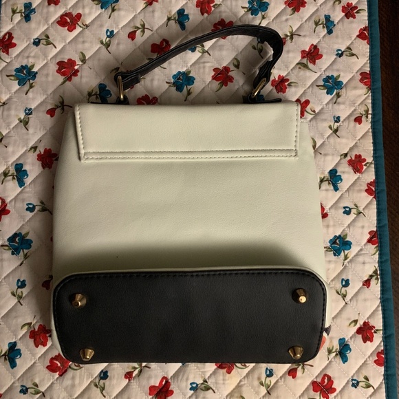 Disney Snow White "Just One Bite" Small Purse - Like New - Picture 4 of 14